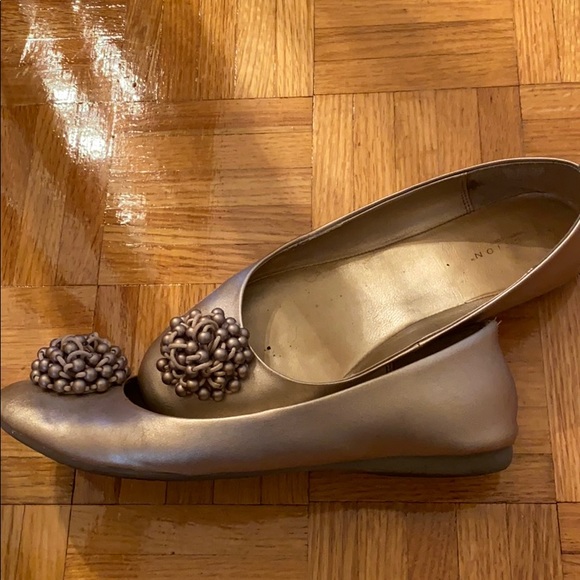 Gold Kenneth Cole Reaction flats - Picture 2 of 4